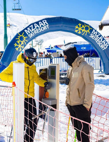 Skieur badgeant sur un accès à Mzaar